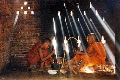 Buddhistische Novizen beim Kochen