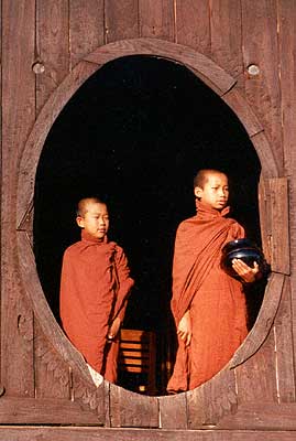 Junge Novizen in einem Teakholz Tempel in Mandalay