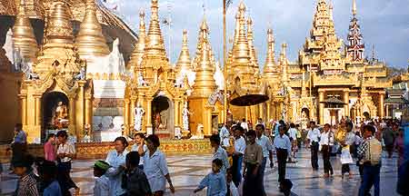 Wendelgang der Shwe Dagon pagode in Yangon
