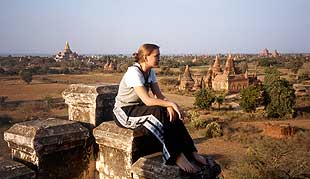 Blick ber die Tempelruinen von Bagan