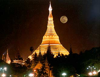Die Shwe-Dagon Pagode bei nacht
