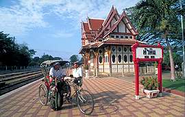 Golfer am Bahnhof von Hua Hin