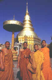 Mönche vor dem Wat Doi Suthep