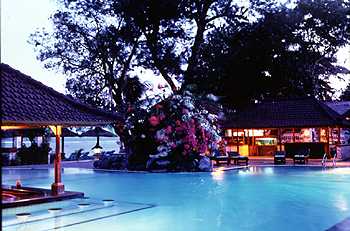 Griyan Santrian's pool by night