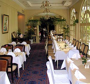 In diesem restaurant im ersten Stock wird das tägliche Mittagsbuffet serviert.