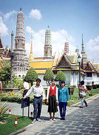 Thai Familie im Wat Phra Kaeo
