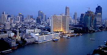 Blick ueber den Menam Chao Praya Fluss auf Bangkoks Skyline