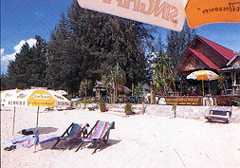Der wuderschoene, lange Sandstrand vor dem Restaurant.