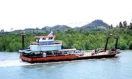 The car ferry brings you over from Ban Hua Hin to Koh Lanta Noi !