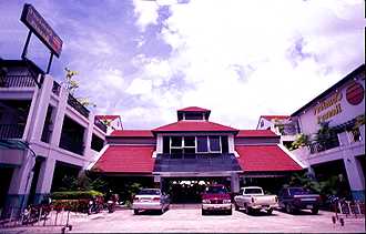Wide parking space available infront of the entrance !